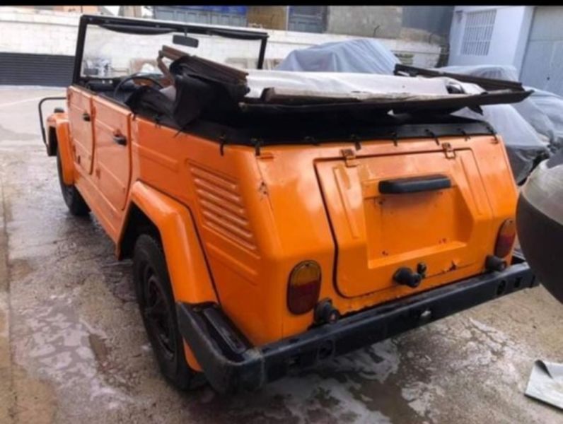 VW 181 Kübel 1971 con histórico campo de concentración español