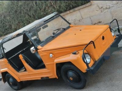 VW 181 Kübel 1971 con histórico campo de concentración español