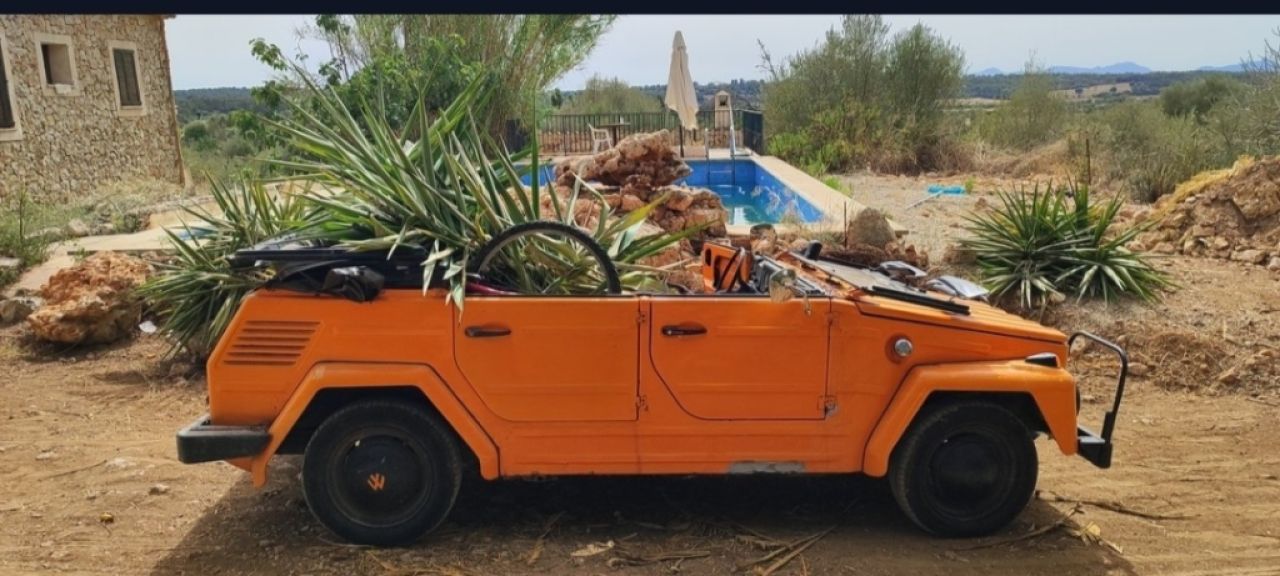 VW 181 Kübel 1971 con histórico campo de concentración español