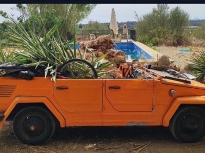 VW 181 Kübel 1971 con histórico campo de concentración español