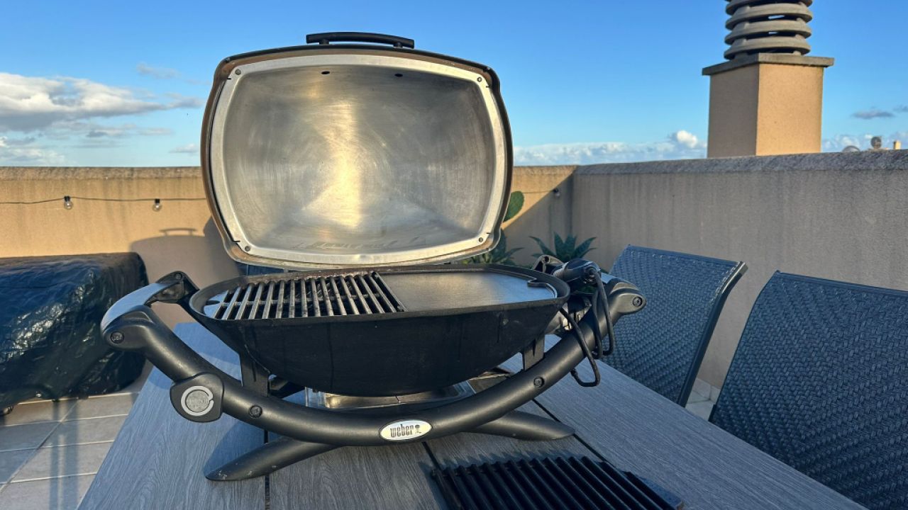 Parrilla eléctrica Weber modelo Q2400 con plancha