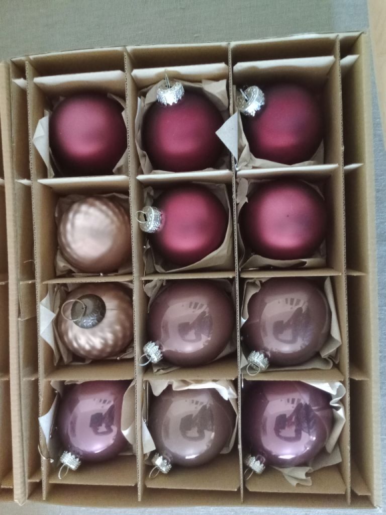 Glass Christmas baubles beige rose ........ 38 pcs.