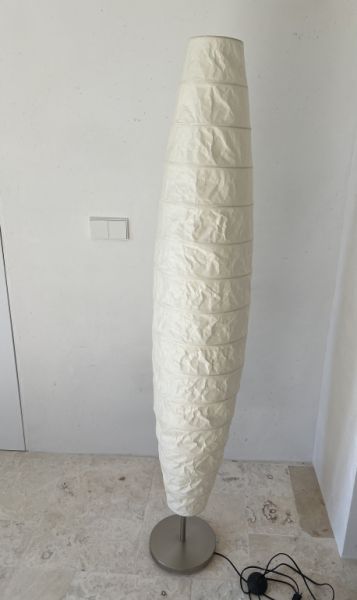 Lámpara de pie blanca