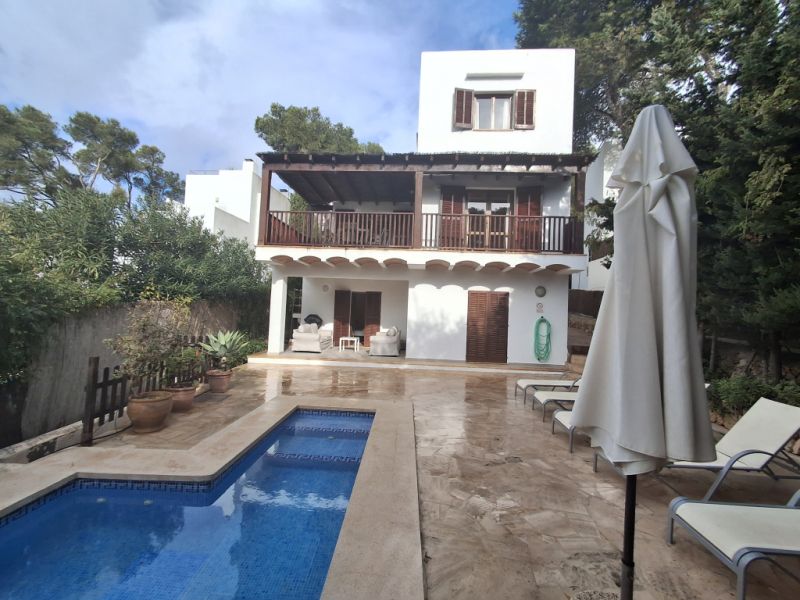 Winter: 2-level chalet with oil central heating, garden and pool in Cala Dor - near the harbor -- CH 23 WT