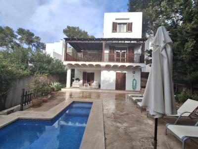 Winter: 2-level chalet with oil central heating, garden and pool in Cala Dor - near the harbor -- CH 23 WT