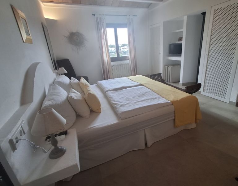 Winter: 2-level chalet with oil central heating, garden and pool in Cala Dor - near the harbor -- CH 23 WT