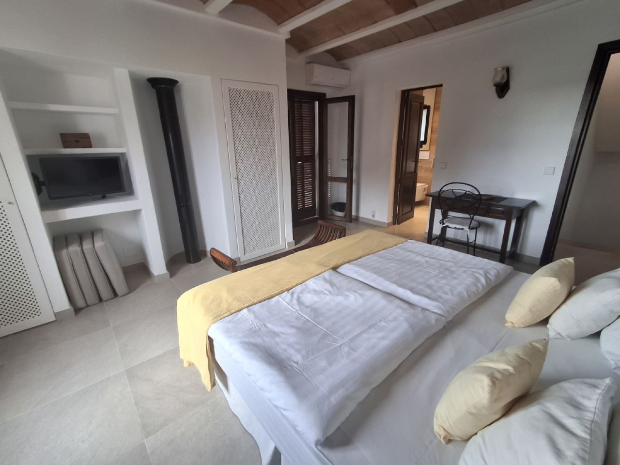 Winter: 2-level chalet with oil central heating, garden and pool in Cala Dor - near the harbor -- CH 23 WT