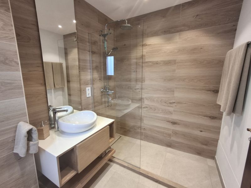 Winter: 2-level chalet with oil central heating, garden and pool in Cala Dor - near the harbor -- CH 23 WT