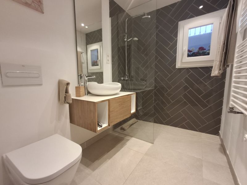 Winter: 2-level chalet with oil central heating, garden and pool in Cala Dor - near the harbor -- CH 23 WT