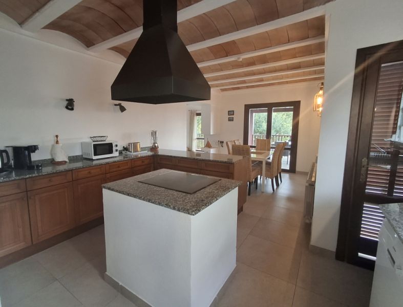 Winter: 2-level chalet with oil central heating, garden and pool in Cala Dor - near the harbor -- CH 23 WT