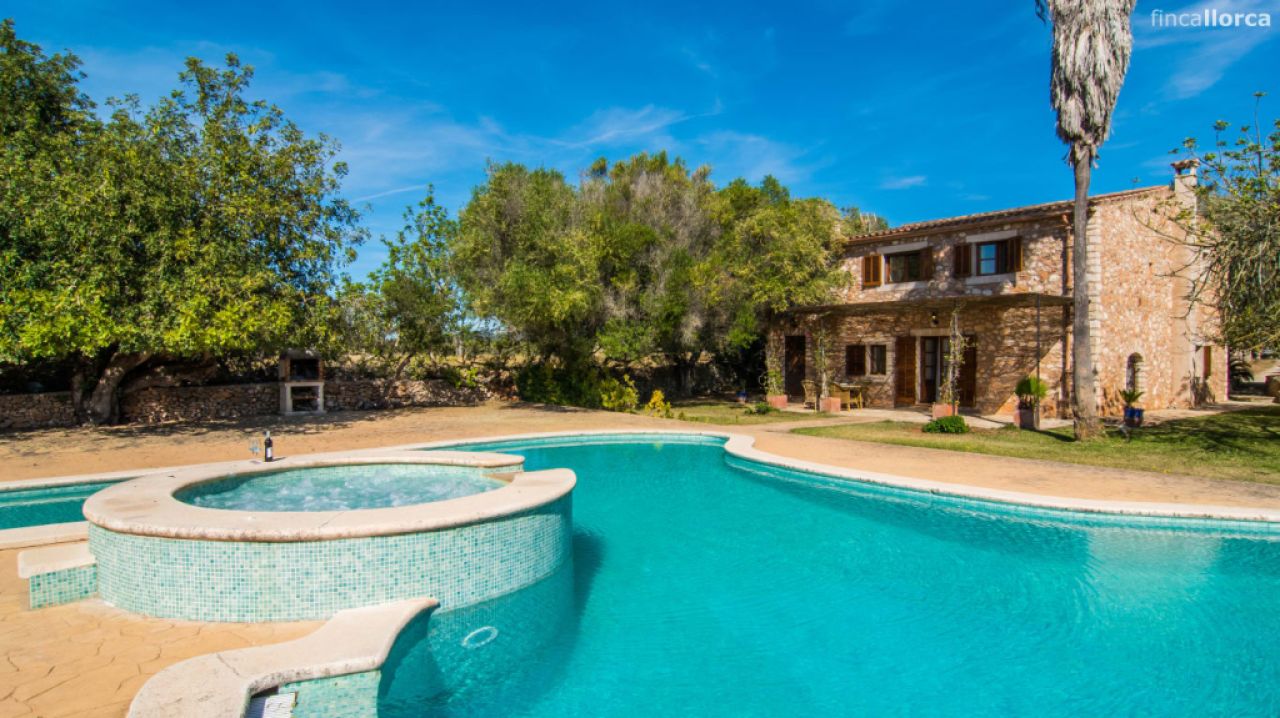 WINTER 25 / 26 : Grosse FInca mit Heizung, Pool und in ruhiger Lage bei Felanitx -- F 13 WT