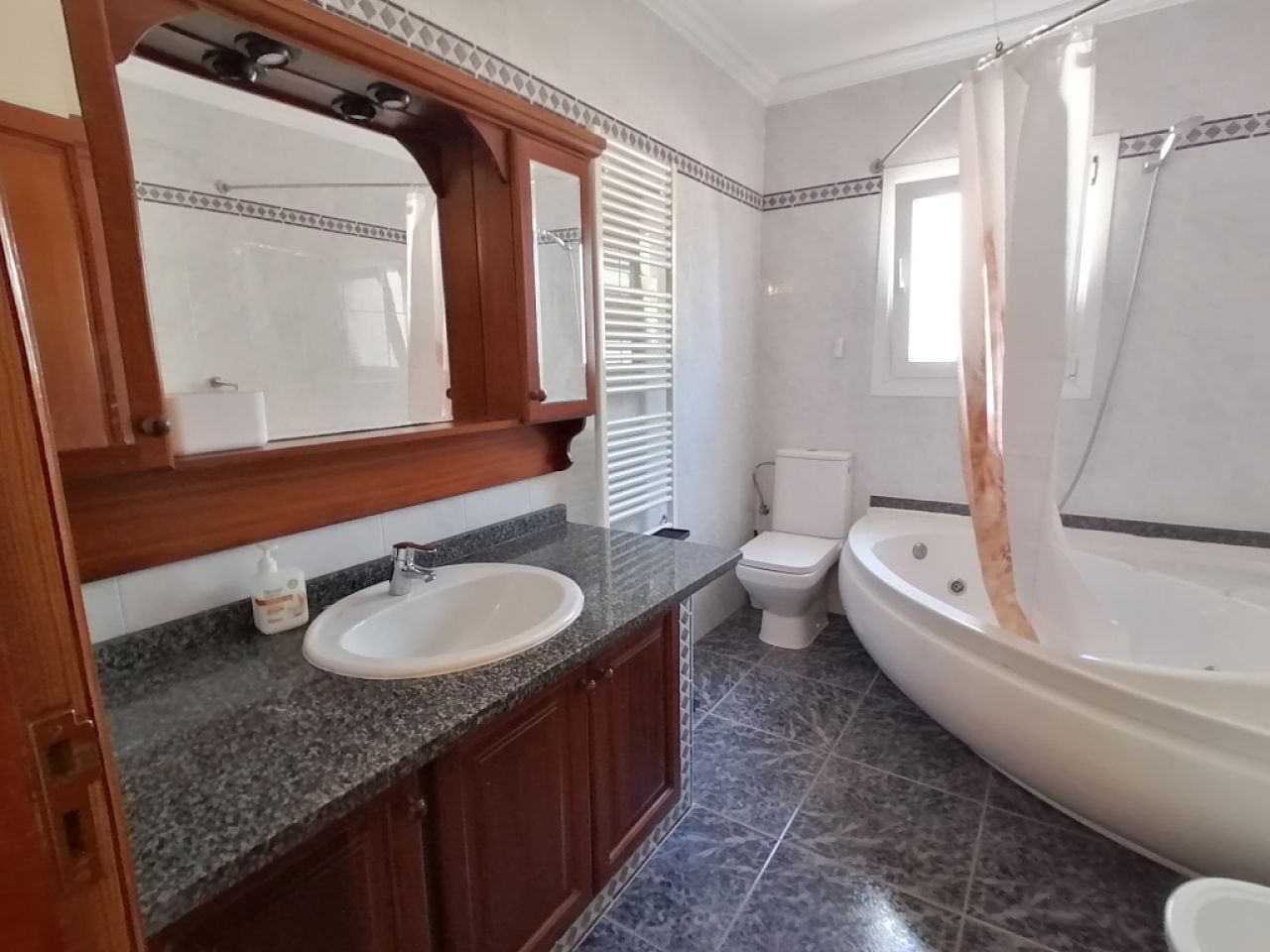 Winter: Ebenerdiges Chalet mit Gaszentralheizung, Pool und Garten in Cala Murada -- CH 11