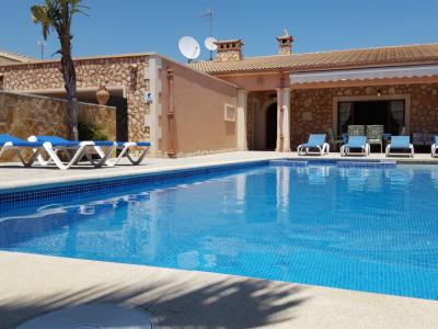 Winter: Single-storey chalet with oil central heating and garden in a quiet location of Porto Colom 