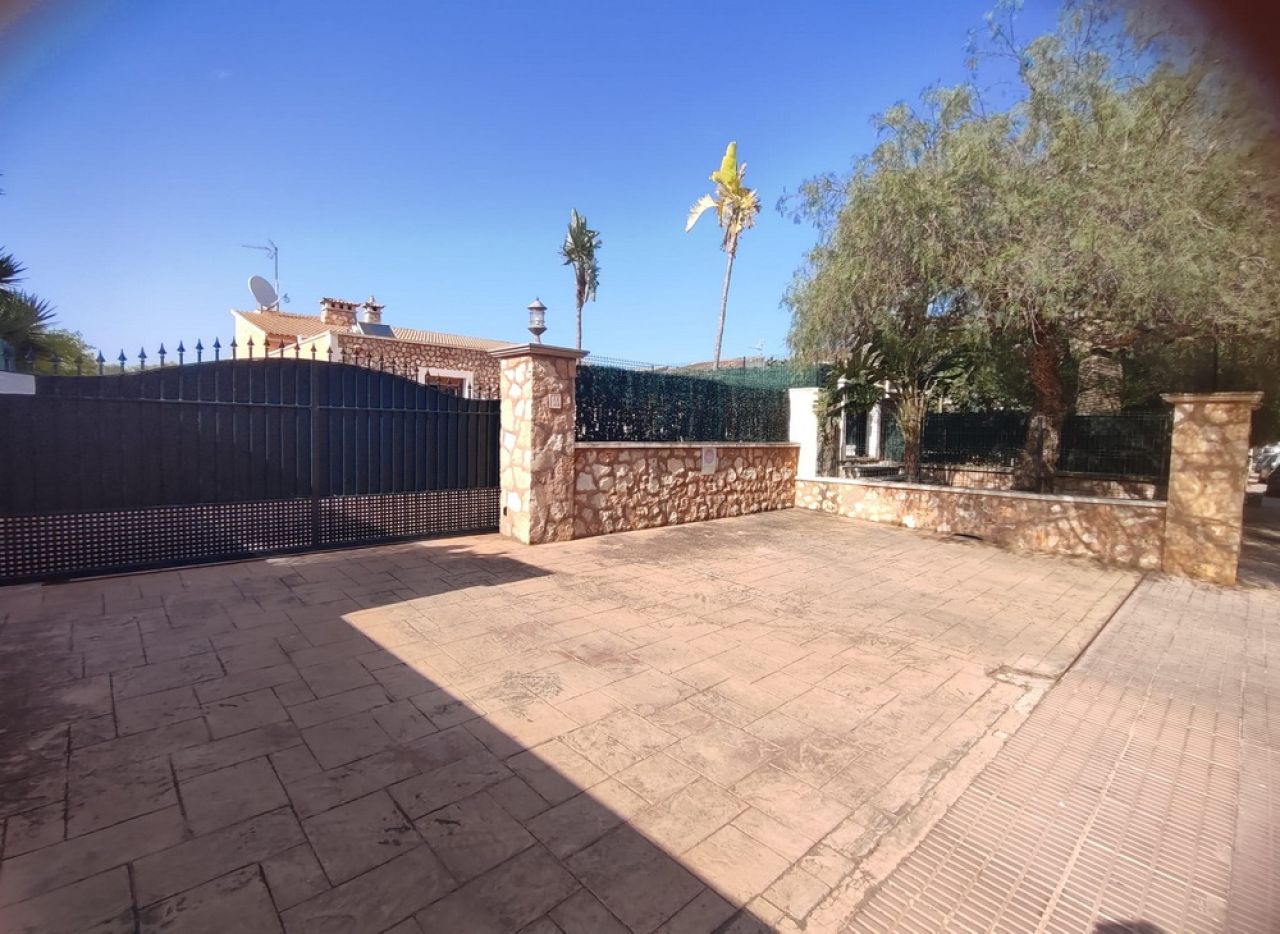 Winter: Single-storey chalet with oil central heating and garden in a quiet location of Porto Colom 