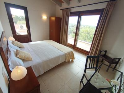 INVIERNO: Gran finca con calefacción por suelo radiante, piscina y muchos extras cerca de Campos -- 