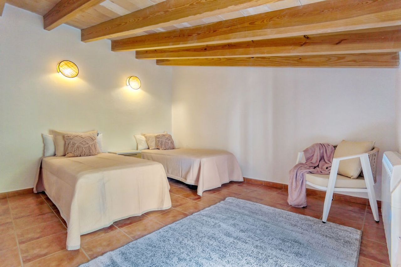 WINTER: Historische Finca -DH  mit Kamin in absolut ruhiger Lage in Orient- West --- F 04 WT