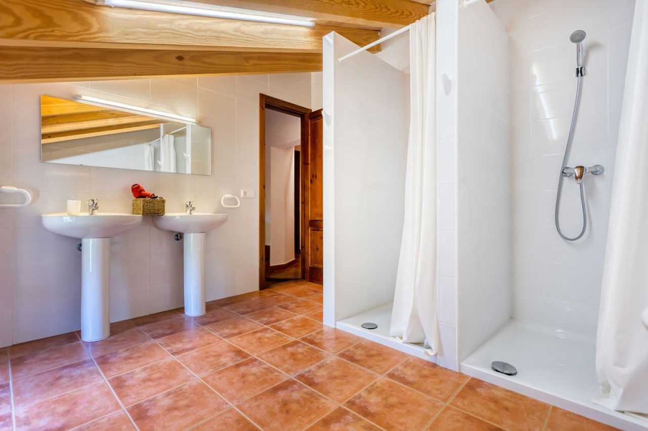 WINTER: Historische Finca -DH  mit Kamin in absolut ruhiger Lage in Orient- West --- F 04 WT