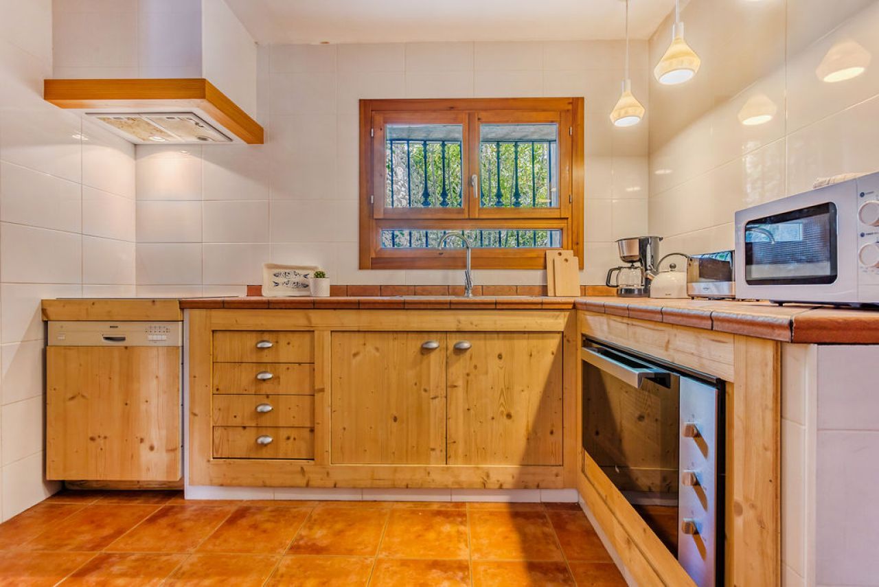 WINTER: Historische Finca -DH  mit Kamin in absolut ruhiger Lage in Orient- West --- F 04 WT