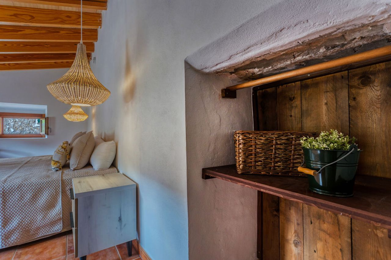 WINTER: Historische Finca -DH  mit Kamin in absolut ruhiger Lage in Orient- West --- F 04 WT