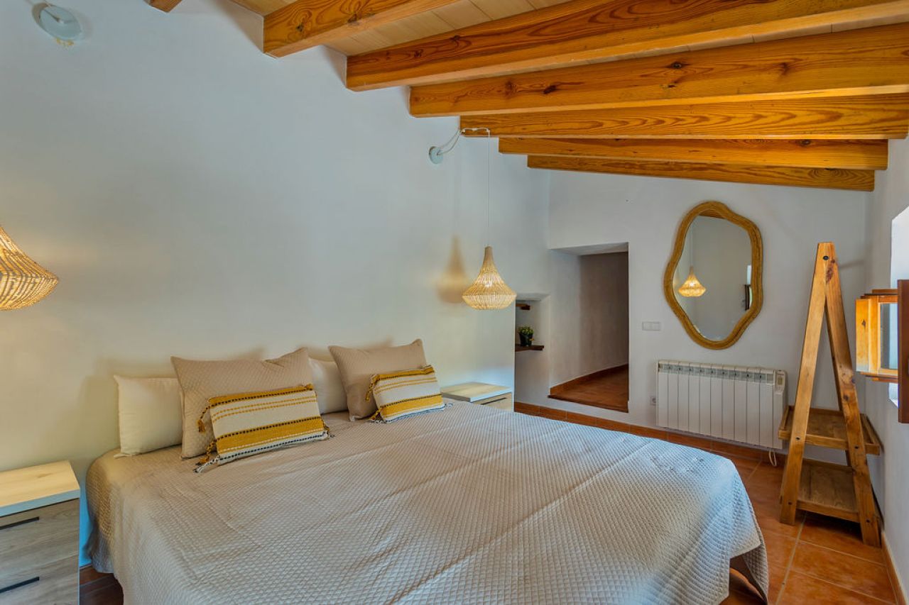 WINTER: Historische Finca -DH  mit Kamin in absolut ruhiger Lage in Orient- West --- F 04 WT