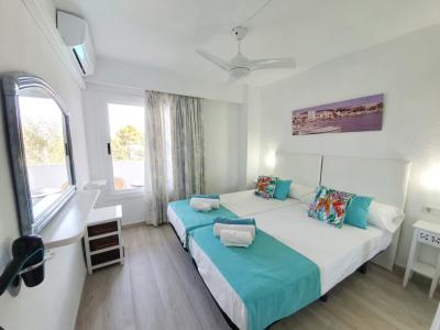 Invierno: Moderno apartamento con piscina gema y pista de tenis en el puerto de Alcudia -- AP 23 WT