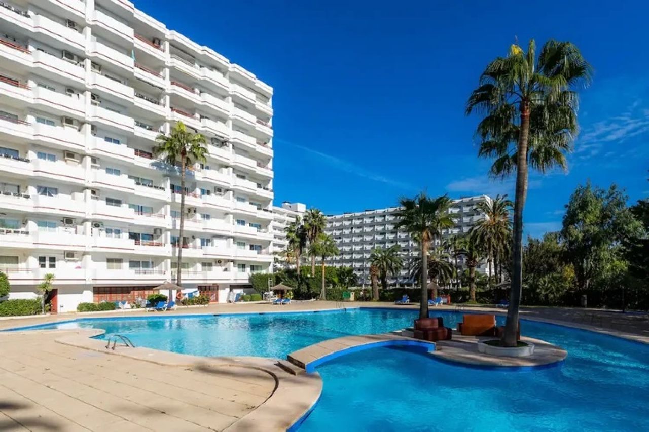 Invierno: Moderno apartamento con piscina gema y pista de tenis en el puerto de Alcudia -- AP 23 WT