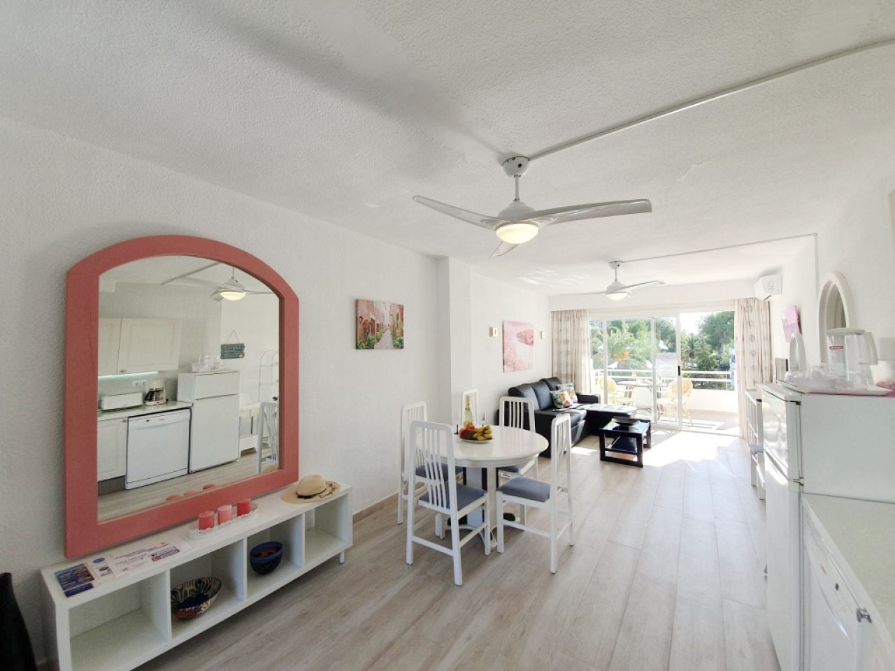 Invierno: Moderno apartamento con piscina gema y pista de tenis en el puerto de Alcudia -- AP 23 WT