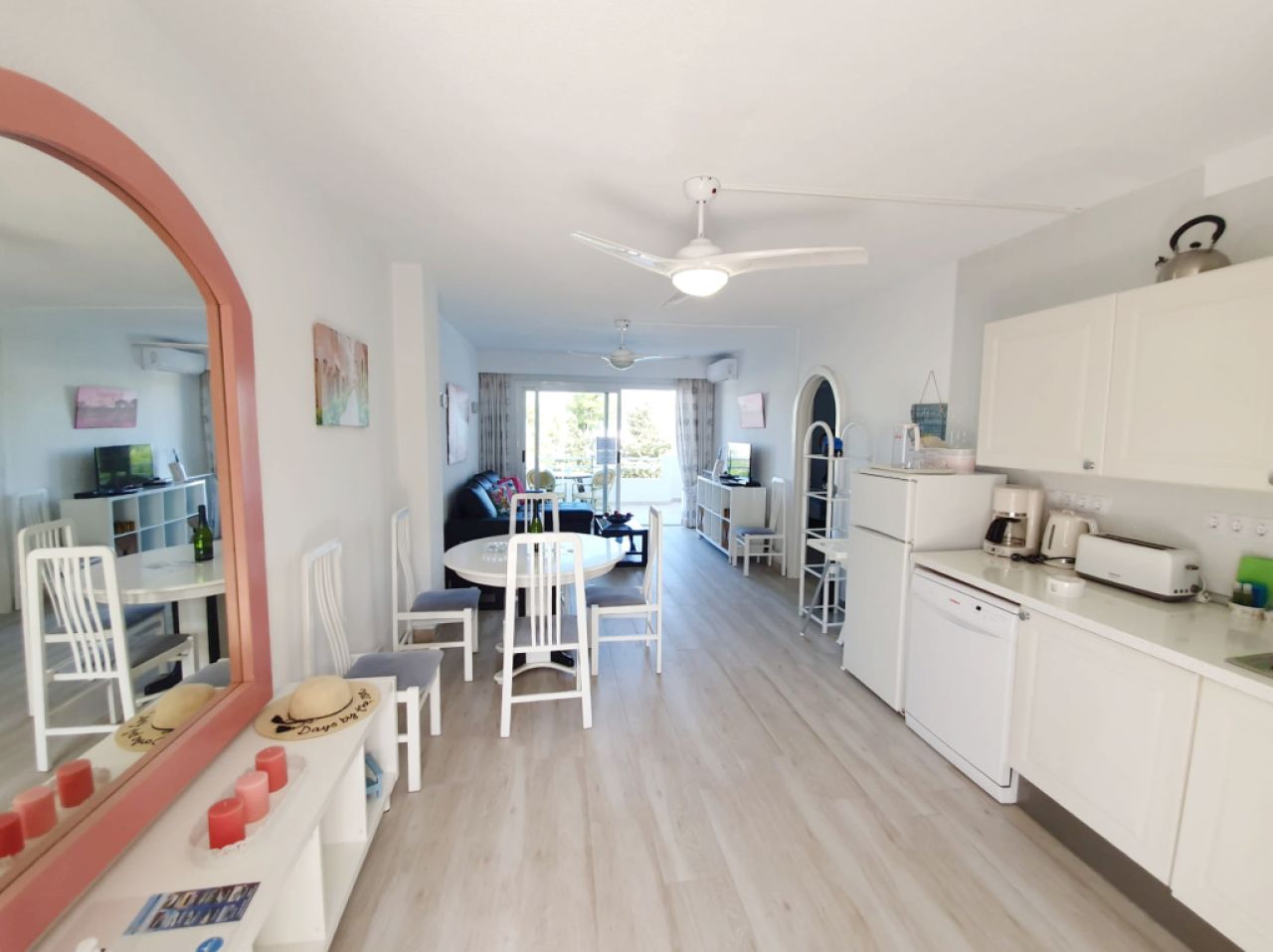 Invierno: Moderno apartamento con piscina gema y pista de tenis en el puerto de Alcudia -- AP 23 WT