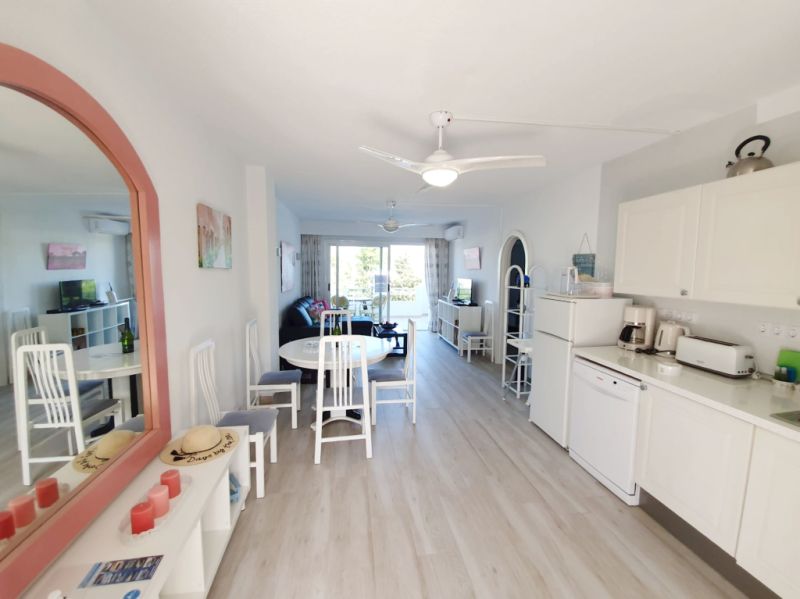 Invierno: Moderno apartamento con piscina gema y pista de tenis en el puerto de Alcudia -- AP 23 WT