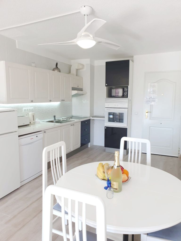 Invierno: Moderno apartamento con piscina gema y pista de tenis en el puerto de Alcudia -- AP 23 WT