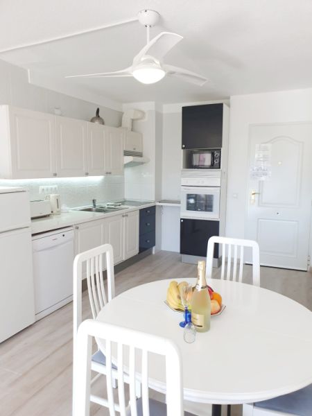 Invierno: Moderno apartamento con piscina gema y pista de tenis en el puerto de Alcudia -- AP 23 WT