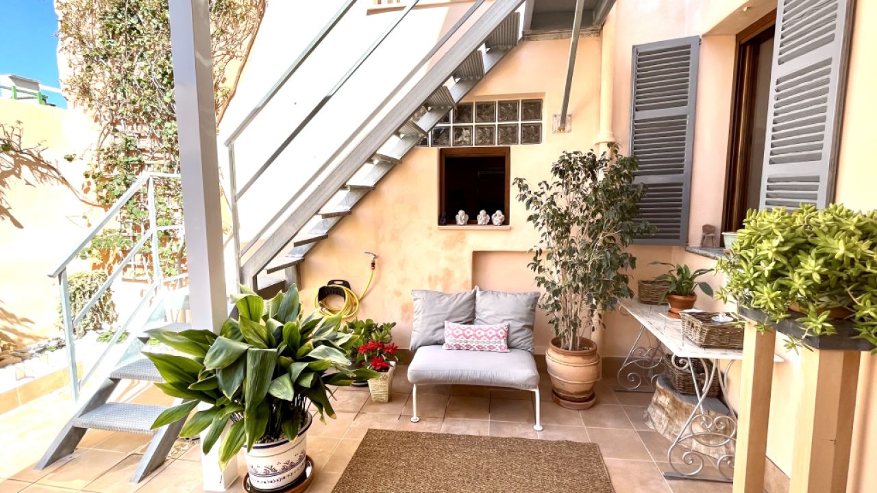 WINTER: Parterre Dorfhaus mit Innenhof nahe des Hafens von Colonia St Jordi -- DH 01 WT