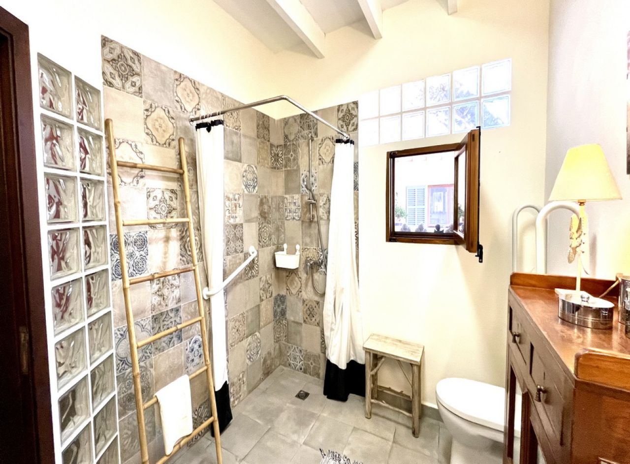 WINTER: Parterre Dorfhaus mit Innenhof nahe des Hafens von Colonia St Jordi -- DH 01 WT