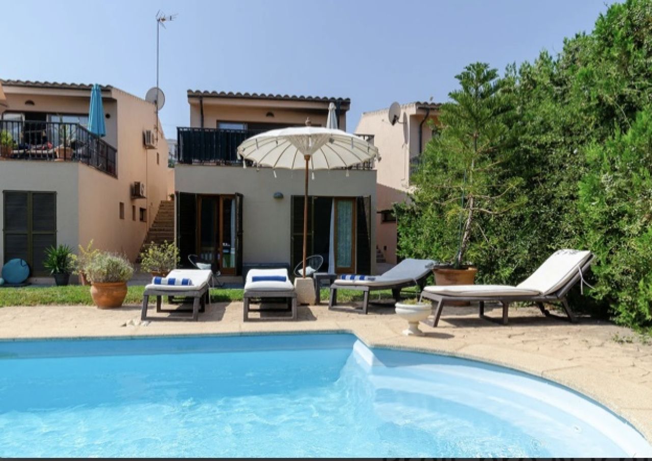 INVIERNO: Chalet adosado con piscina comunitaria, pellet y aire acondicionado en Cala Mandia -- CH 2