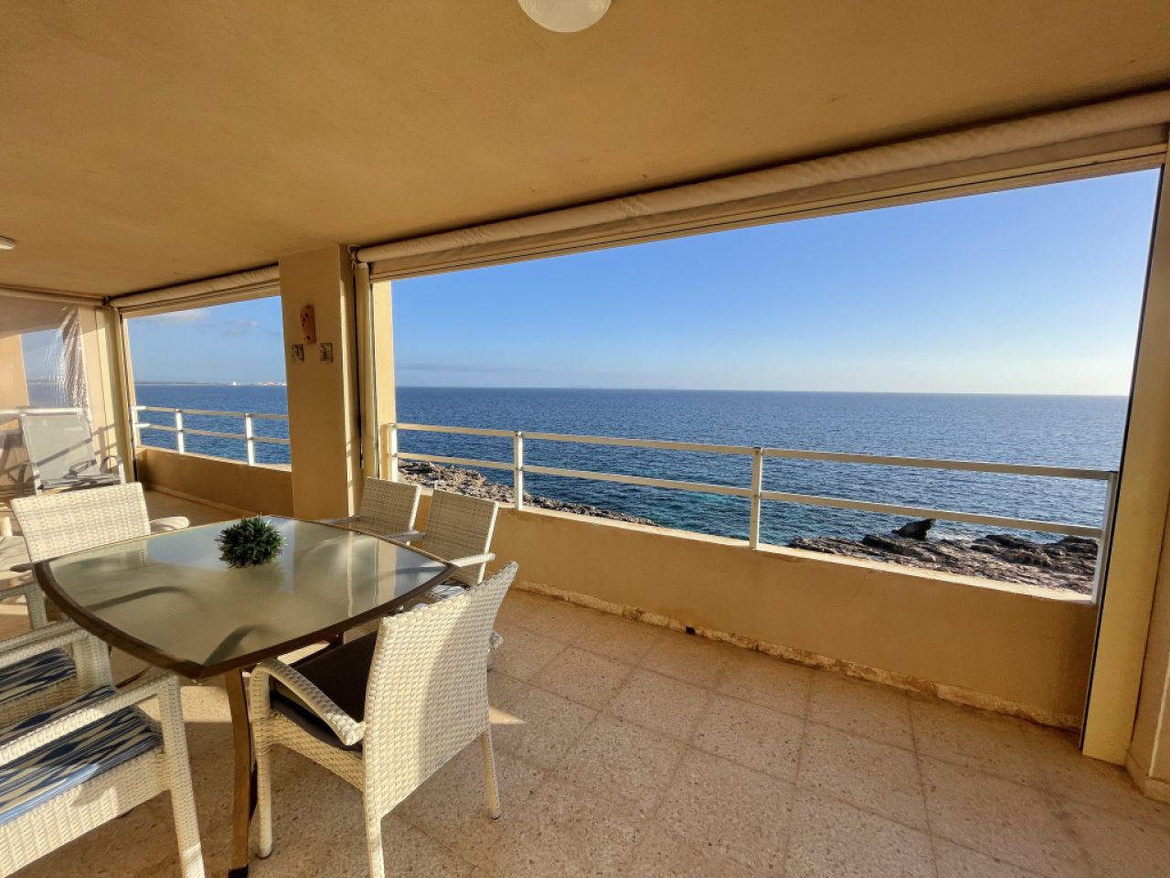 Winter: Sonniges Apartment mit Terrasse in 1. Linie von Sa Rapita -- AP 06 WT