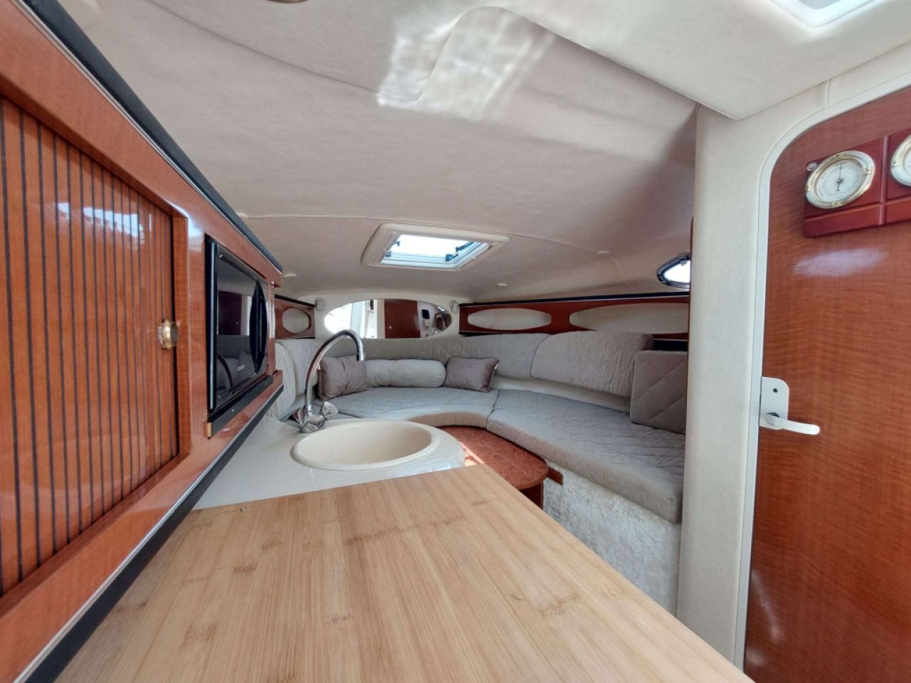 PRECIO DE INVIERNO: Embarcación a motor Sea Ray 260 Sundancer con amarre hasta marzo