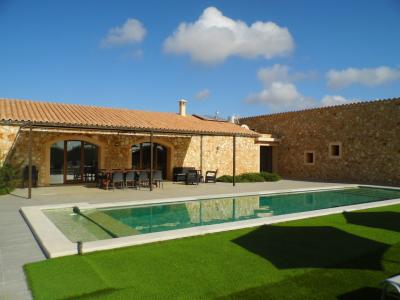 WINTERSAISON 24/ 25: Ebenerdige und hochmoderne Finca bei Manacor --- F 06 WT
