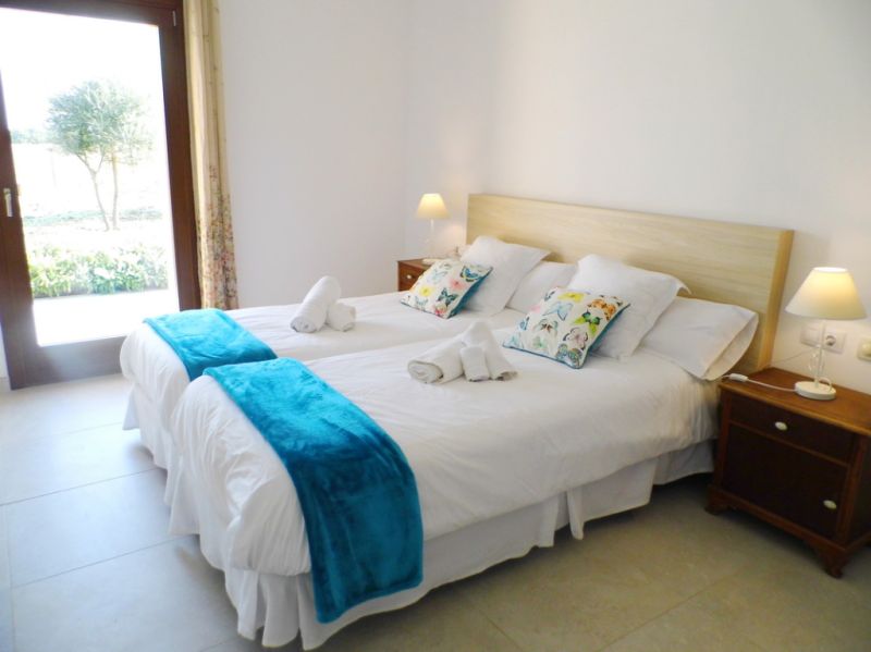 WINTERSAISON 24/ 25: Ebenerdige und hochmoderne Finca bei Manacor --- F 06 WT