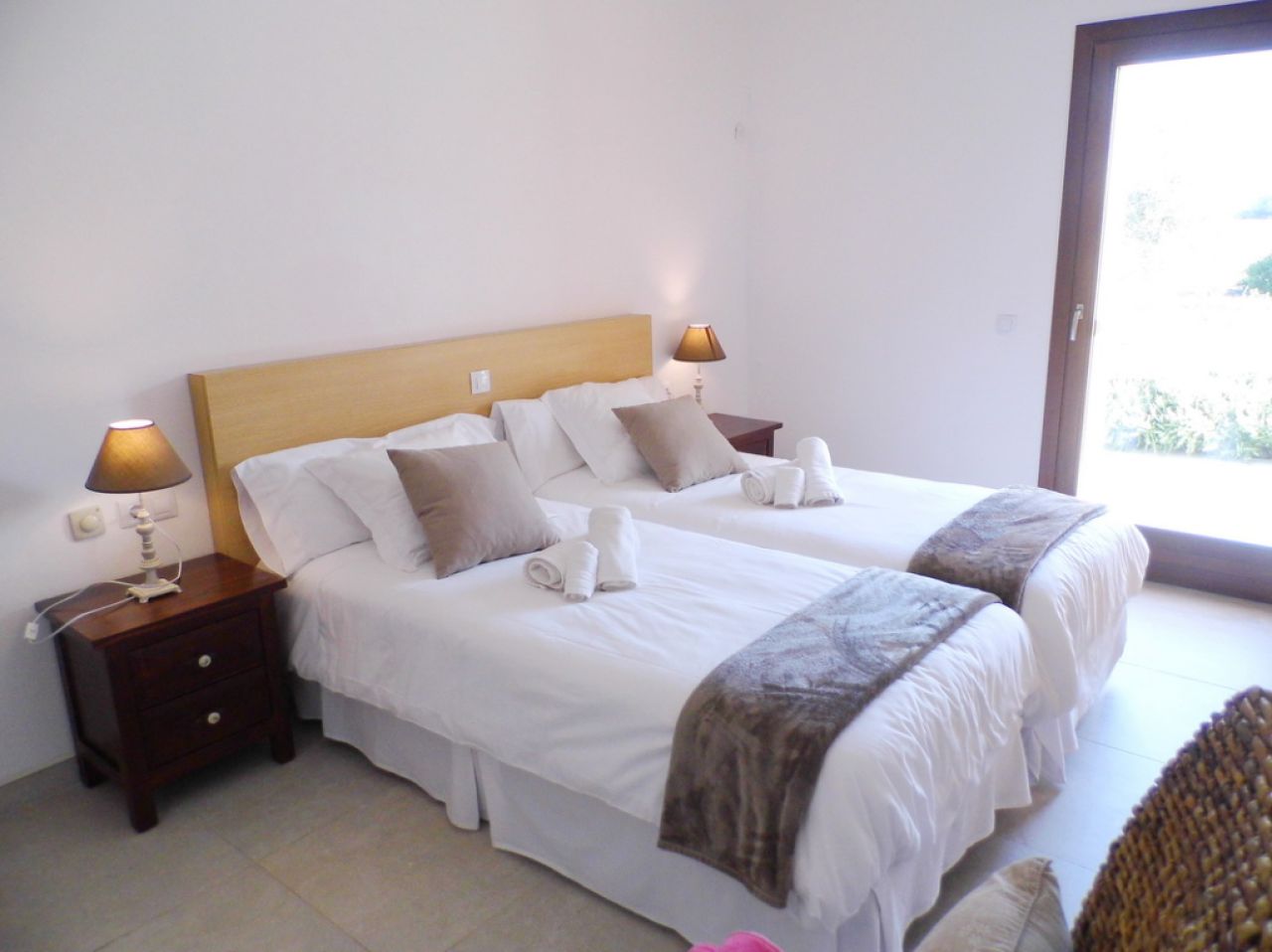 WINTERSAISON 24/ 25: Ebenerdige und hochmoderne Finca bei Manacor --- F 06 WT