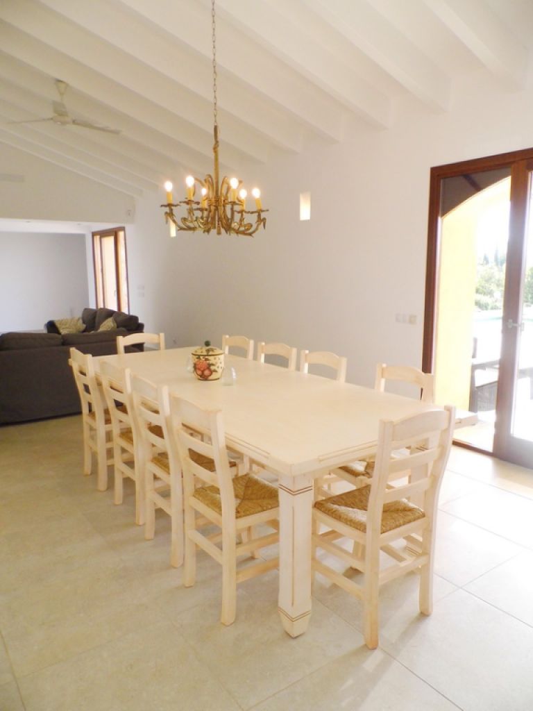 WINTERSAISON 24/ 25: Ebenerdige und hochmoderne Finca bei Manacor --- F 06 WT