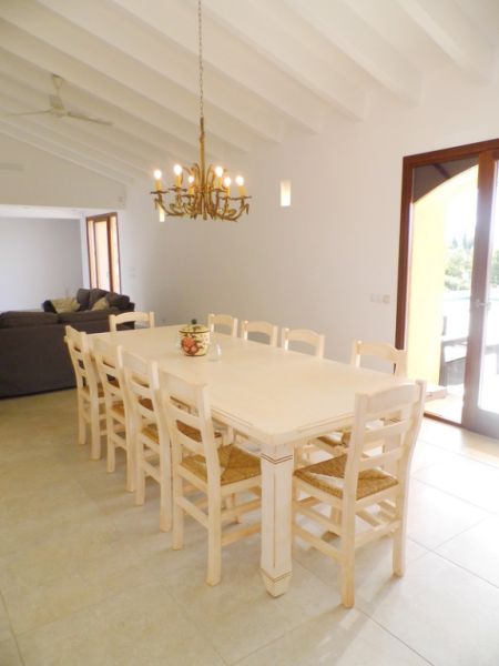 WINTERSAISON 24/ 25: Ebenerdige und hochmoderne Finca bei Manacor --- F 06 WT