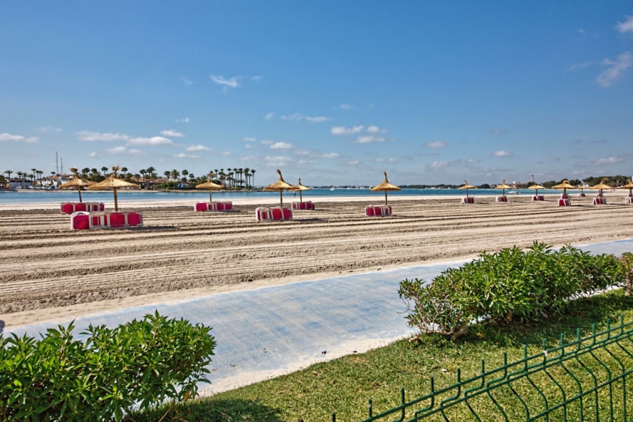 Wohnung in erster Meereslinie Pto. Alcudia mit Pool und in der Nähe des Hafens