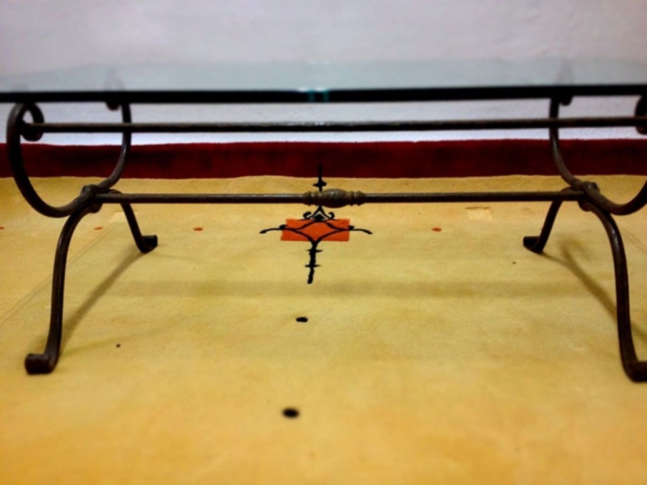 Mesa de centro para salón estructura de hierro tapa de vidrio de grosor de un dedo 120 x 50