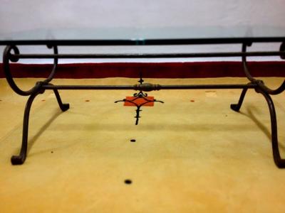 Mesa de centro para salón estructura de hierro tapa de vidrio de grosor de un dedo 120 x 50