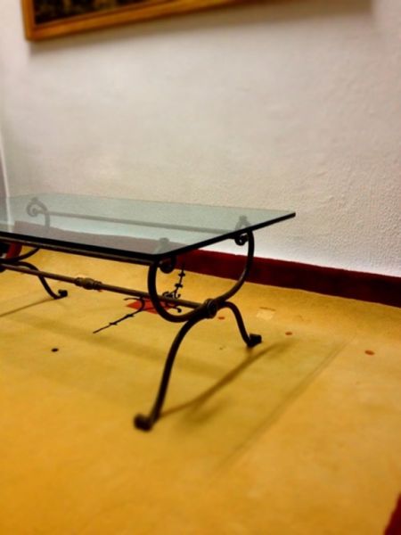 Mesa de centro para salón estructura de hierro tapa de vidrio de grosor de un dedo 120 x 50