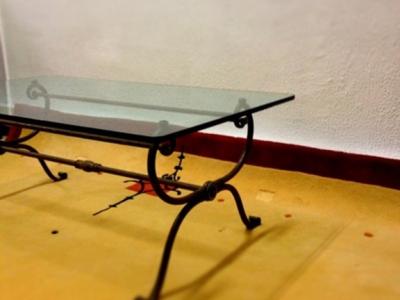 Mesa de centro para salón estructura de hierro tapa de vidrio de grosor de un dedo 120 x 50