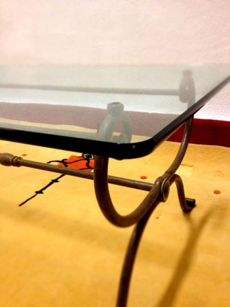 Mesa de centro para salón estructura de hierro tapa de vidrio de grosor de un dedo 120 x 50