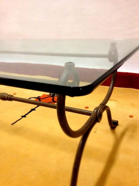 Mesa de centro para salón estructura de hierro tapa de vidrio de grosor de un dedo 120 x 50