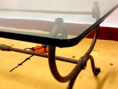 Mesa de centro para salón estructura de hierro tapa de vidrio de grosor de un dedo 120 x 50