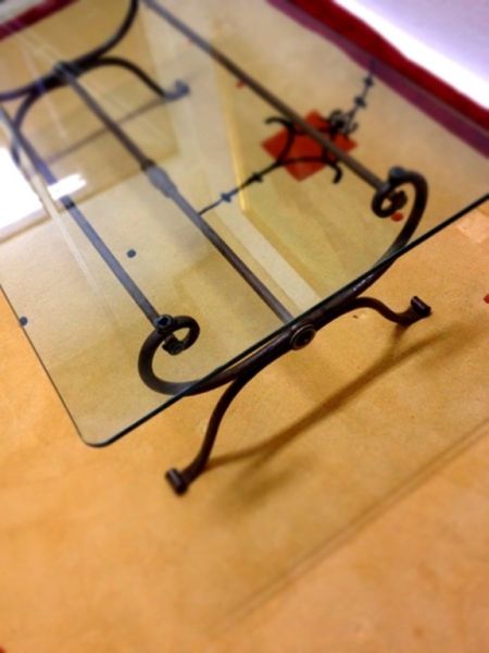 Mesa de centro para salón estructura de hierro tapa de vidrio de grosor de un dedo 120 x 50